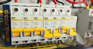 Монтаж УЗО - установка по доступной цене от 370 руб в Шелехове от ЭлектроШлх